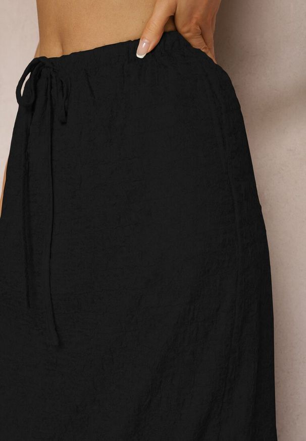 Renee - Czarna Spódnica Maxi z Rozcięciem i Gumką w Pasie Nollia. Okazja: na co dzień. Kolor: czarny. Wzór: aplikacja. Styl: casual
