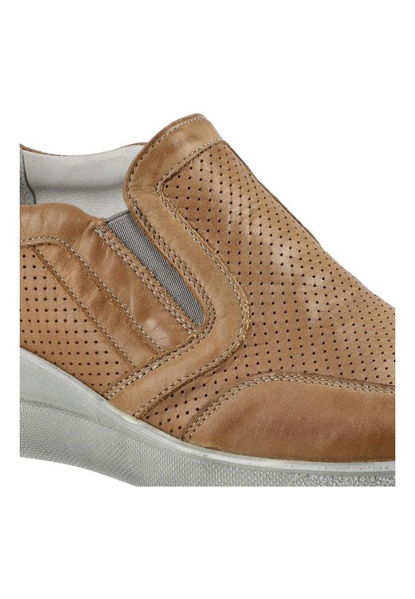 Brązowe Półbuty Pollonus Damskie Wygodne Obuwie. Okazja: na co dzień. Zapięcie: bez zapięcia. Kolor: brązowy. Materiał: skóra. Szerokość cholewki: normalna. Obcas: na koturnie. Styl: klasyczny, casual, elegancki