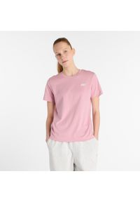 Koszulka damska New Balance WT41509PTF – różowa. Kolor: różowy. Materiał: bawełna. Długość rękawa: krótki rękaw. Długość: krótkie
