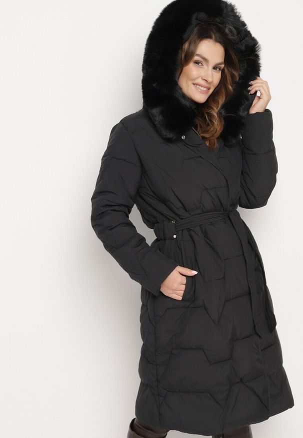 Born2be - Czarna Pikowana Kurtka z Wiązanym Paskiem i Kapturem z Futerkiem Veratta. Okazja: na co dzień. Kolor: czarny. Materiał: futro. Styl: casual, elegancki