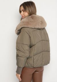 Born2be - Ciemnozielona Pikowana Kurtka z Futrzanym Kołnierzem z Możliwością Odpięcia Malatila. Okazja: na spacer, do pracy. Kolor: zielony. Materiał: futro. Długość rękawa: długi rękaw. Długość: długie. Sezon: zima. Styl: elegancki, klasyczny #4