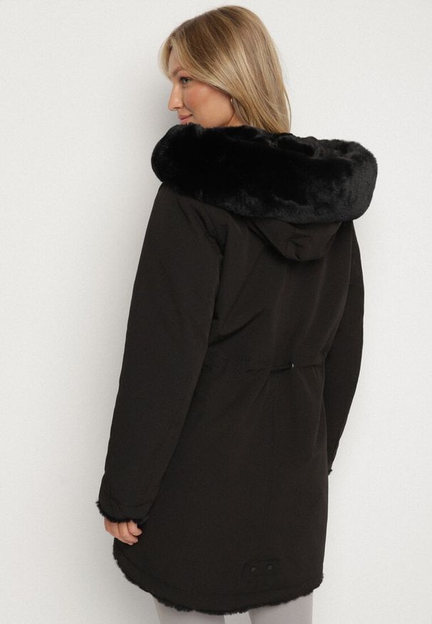 Born2be - Czarna Dwustronna Kurtka Parka Futerko z Kapturem Alorrise. Okazja: na co dzień. Typ kołnierza: kaptur. Kolor: czarny. Materiał: futro. Wzór: gładki. Styl: casual, elegancki