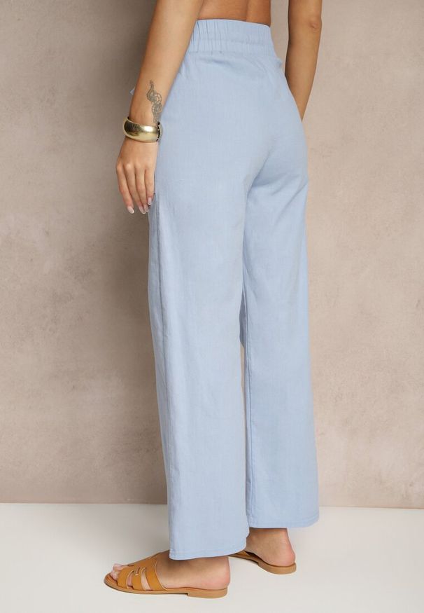 Renee - Jasnoniebieskie Bawełniane Spodnie z Kokardą Davilena. Okazja: na co dzień. Stan: podwyższony. Kolor: niebieski. Materiał: bawełna. Styl: casual, elegancki