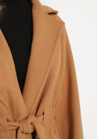 Born2be - Brązowy Płaszcz o Szlafrokowym Kroju z Marszczeniem w Talii i Wiązanym Paskiem Sartissa. Okazja: na co dzień. Kolor: brązowy. Materiał: jeans. Długość rękawa: długi rękaw. Długość: długie. Styl: casual, elegancki, klasyczny #5