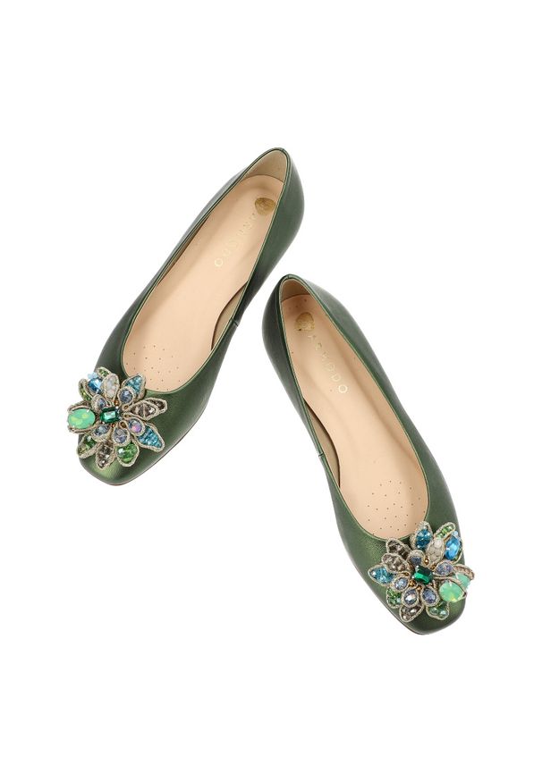 Zielone Baleriny Armodo Eleganckie Obuwie Damskie Ze Skóry Naturalnej. Kolor: zielony. Materiał: skóra. Wzór: aplikacja. Obcas: na obcasie. Styl: elegancki. Wysokość obcasa: niski