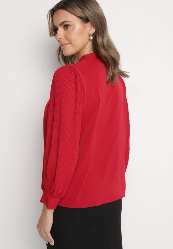 Born2be - Czerwona Bluzka z Bufiastymi Rękawami i Wiązaniem przy Szyi Gonithra. Okazja: na co dzień. Kolor: czerwony. Materiał: jeans. Styl: klasyczny, casual