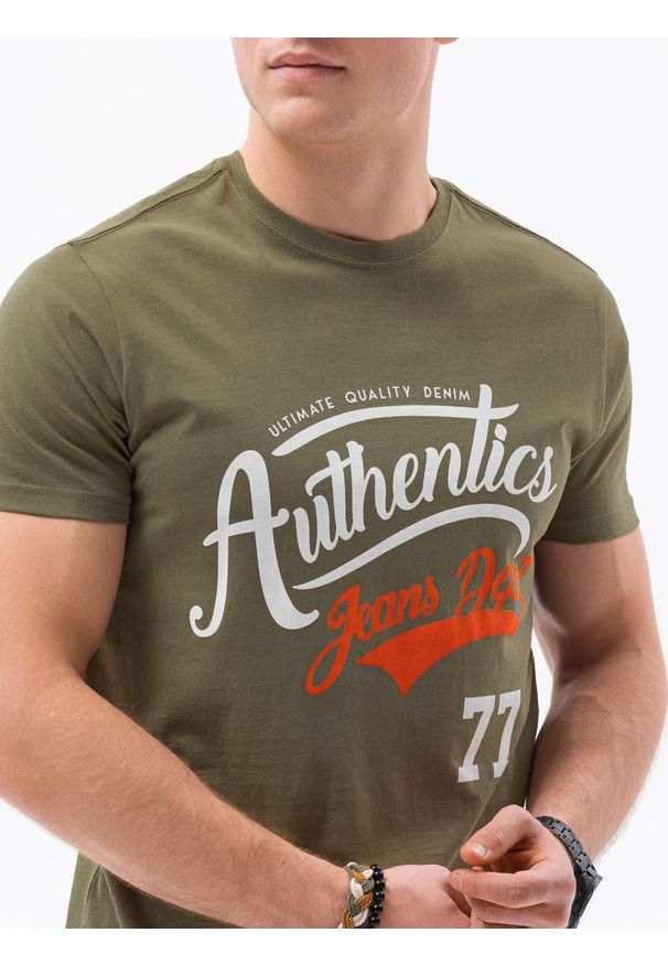 Ombre Clothing - T-shirt męski z nadrukiem S1434 V-22D - oliwkowy - XXL. Kolor: oliwkowy. Materiał: bawełna. Wzór: nadruk