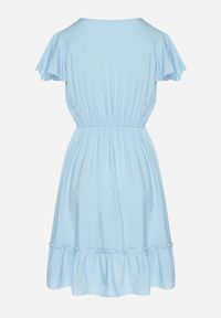 Born2be - Niebieska Rozkloszowana Bawełniana Sukienka z Guzikami i Falbanami Natinema. Okazja: na co dzień. Typ kołnierza: dekolt w serek. Kolor: niebieski. Materiał: bawełna. Sezon: lato. Styl: casual #6