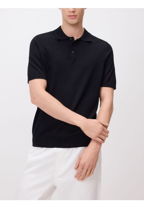 Reserved - Sweter polo z wiskozą - czarny. Typ kołnierza: polo. Kolor: czarny. Materiał: wiskoza