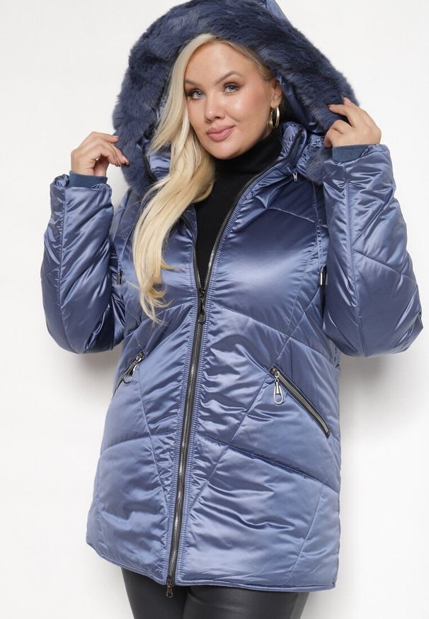 Born2be - Granatowa Kurtka Lekko Pikowana z Odpinanym Kapturem i Futerkiem Fioritta. Kolekcja: plus size. Kolor: niebieski. Materiał: futro. Sezon: zima