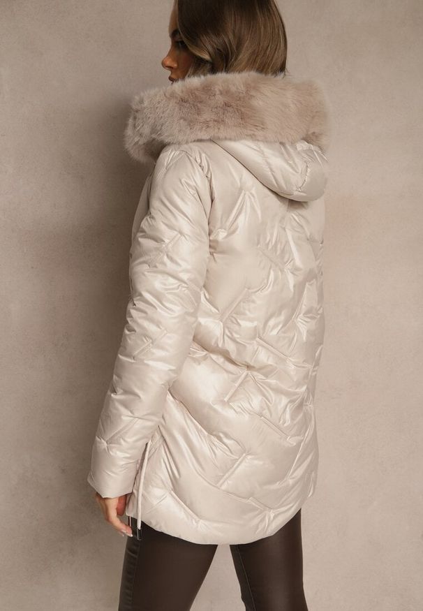 Renee - Beżowa Kurtka z Ozdobnym Pikowaniem i Kapturem z Futrem Naliavea. Okazja: na co dzień. Kolor: beżowy. Materiał: futro. Styl: elegancki, casual