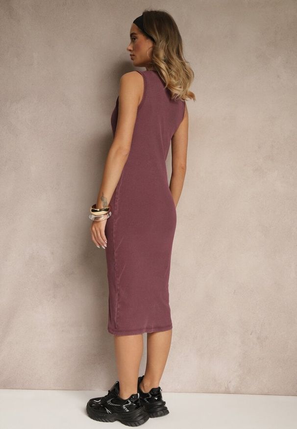 Renee - Fioletowa Prążkowana Sukienka z Bawełny Typu Bodycon Ralithia. Kolor: fioletowy. Materiał: bawełna, prążkowany. Typ sukienki: bodycon. Styl: elegancki