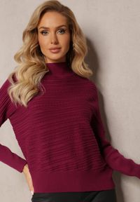 Renee - Bordowy Asymetryczny Sweter z Wełną Ozdobiony Tłoczeniem Aurorrsa. Kolor: czerwony. Materiał: wełna. Wzór: aplikacja #2