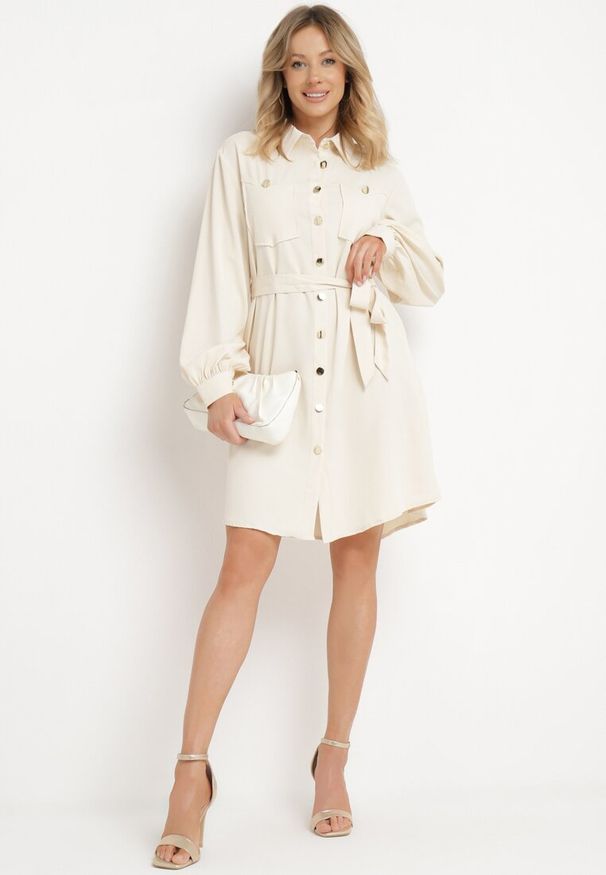 Born2be - Beżowa Sukienka Koszulowa z Wiązanym Paskiem Bufiastymi Rękawami Blemianna. Kolor: beżowy. Materiał: tkanina. Typ sukienki: koszulowe