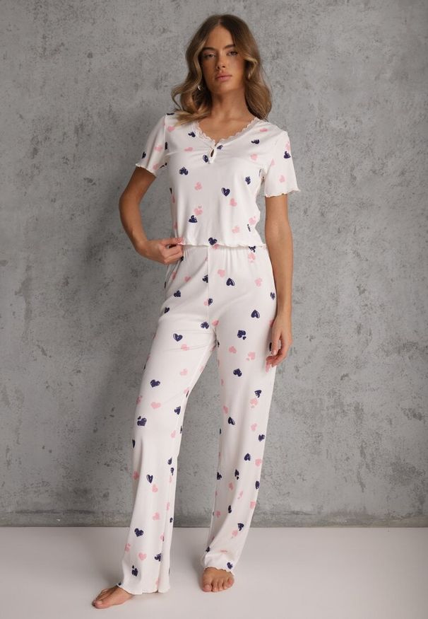 Renee - Biały Elastyczny Komplet Piżamowy w Serduszka Spodnie i Top Isle. Kolor: biały. Materiał: materiał