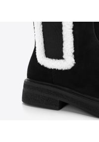 Wittchen - Damskie sztyblety zamszowe ze sztucznym kożuszkiem czarne. Nosek buta: okrągły. Kolor: czarny. Materiał: zamsz, skóra. Szerokość cholewki: normalna. Sezon: jesień, zima. Obcas: na platformie #5