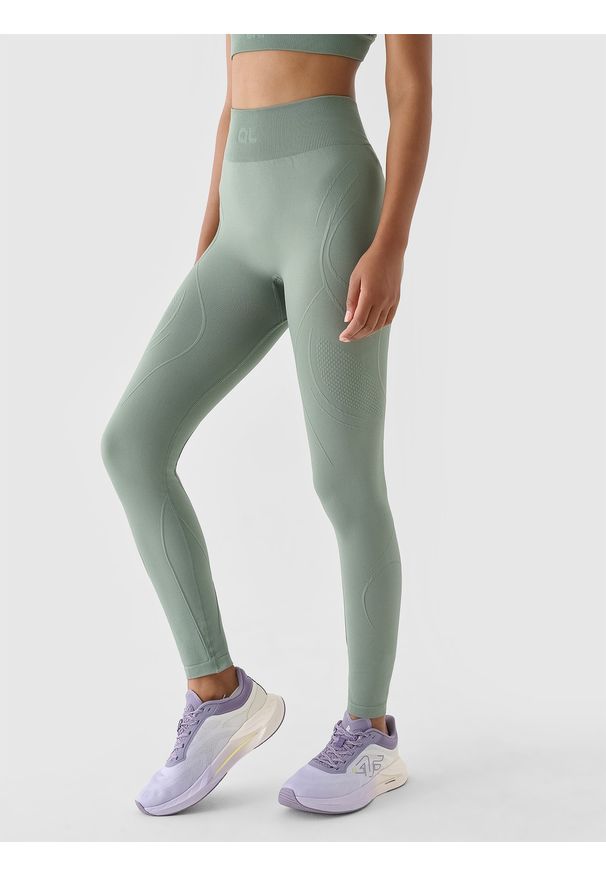 4f - 4F Legginsy treningowe bezszwowe 4F x Anna Lewandowska - oliwkowe/khaki S/M. Stan: podwyższony. Kolor: oliwkowy, wielokolorowy, brązowy. Materiał: włókno, elastan, dzianina, materiał, syntetyk. Wzór: jednolity. Sport: fitness