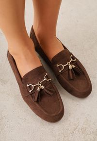 Born2be - Jasnobrązowe Mokasyny VICES z Modnymi Chwostami z Imitacji Zamszu z Wkładką z Naturalnej Skóry Calirea. Okazja: na co dzień, do pracy. Kolor: brązowy. Materiał: skóra, zamsz. Wzór: aplikacja. Styl: casual, klasyczny, elegancki #1