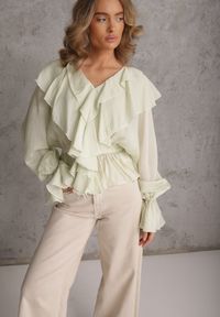 Renee - Zielona Bluzka w Typie Boho Ozdobiona Falbanami Sarlyss. Okazja: na co dzień. Typ kołnierza: dekolt w kształcie V. Kolor: zielony. Materiał: jeans. Długość rękawa: długi rękaw. Długość: długie. Wzór: aplikacja. Styl: boho #1