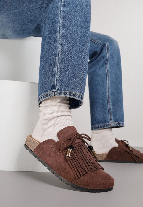 Born2be - Brązowe Klapki Mule z Imitacji Zamszu Zdobione Koralikami i Frędzlami Elwedena. Kolor: brązowy. Materiał: zamsz. Wzór: aplikacja. Styl: klasyczny, elegancki, boho