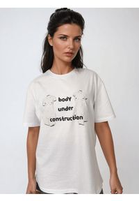 BESHAPED - Biały T-shirt Damski - Body Under Construction BeShaped. Kolor: biały. Materiał: bawełna