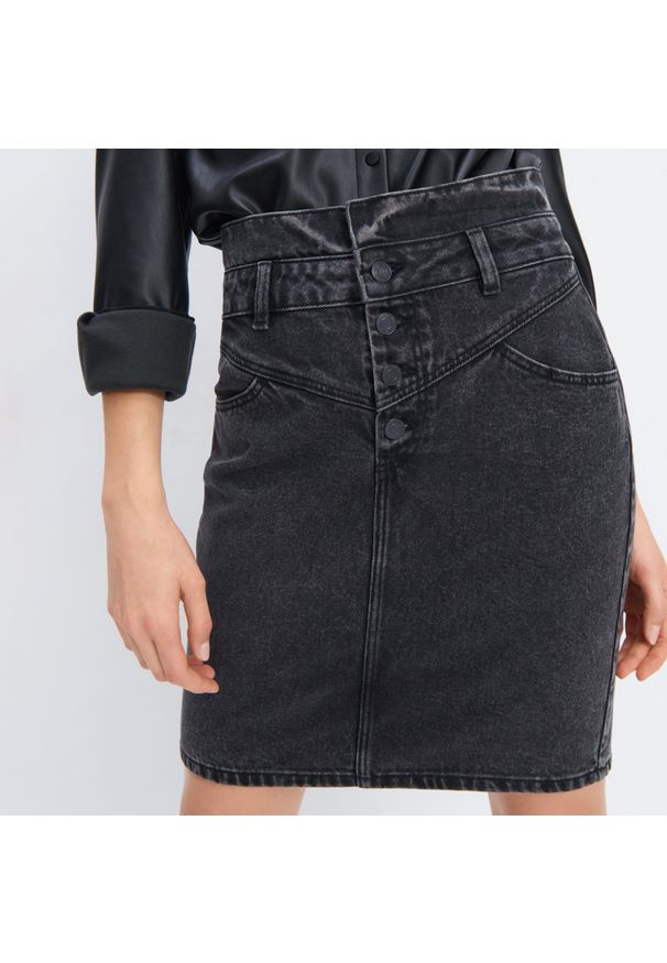 Mohito - Jeansowa spódnica z guzikami - Czarny. Kolor: czarny. Materiał: jeans