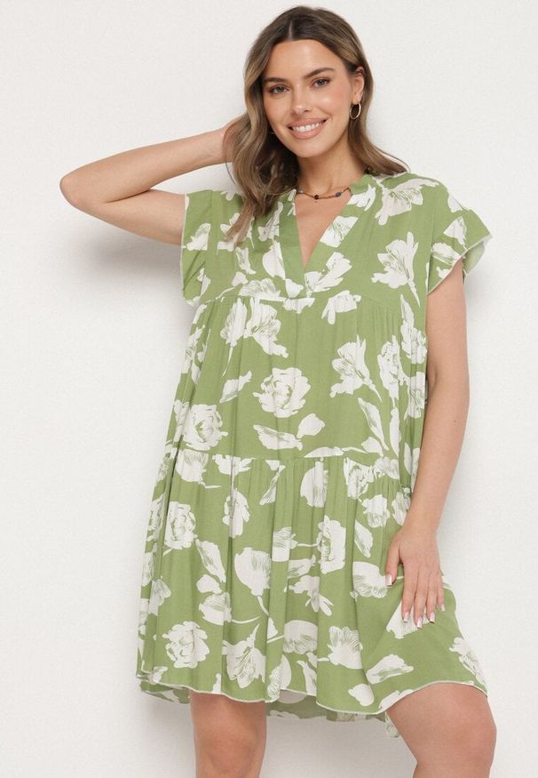 Born2be - Jasnozielona Bawełniana Sukienka o Kroju Oversize w Kwiaty Liralea. Okazja: na spacer, na co dzień. Kolor: zielony. Materiał: bawełna. Wzór: kwiaty. Typ sukienki: oversize. Styl: casual, klasyczny