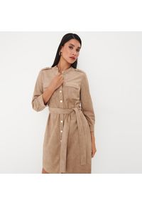 Mohito - Beżowa koszulowa sukienka mini - Beżowy. Kolor: beżowy. Typ sukienki: koszulowe. Długość: mini #1