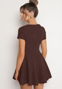 Born2be - Brązowa Rozkloszowana Sukienka z Krótkim Rękawem i Ozdobnymi Przeszyciami Meporea. Okazja: na co dzień. Kolor: brązowy. Długość rękawa: krótki rękaw. Styl: casual, elegancki, klasyczny #3