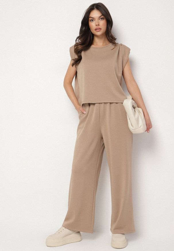 Born2be - Jasnobeżowy Komplet z Wiskozą Koszulka z Usztywnionymi Ramionami i Szerokie Spodnie Nevisari. Kolor: beżowy. Materiał: wiskoza