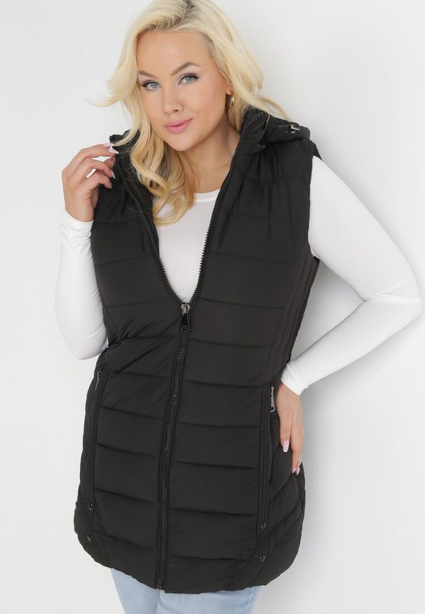 Born2be - Czarna Kamizelka Długa Pikowana z Kapturem Meziri. Typ kołnierza: kaptur. Kolekcja: plus size. Kolor: czarny. Materiał: futro. Długość rękawa: bez rękawów. Długość: długie