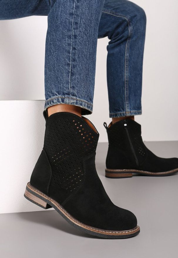 Renee - Czarne Ażurowe Botki ze Skórzaną Wkładką Tinatalie. Okazja: na co dzień, na spotkanie biznesowe. Kolor: czarny. Materiał: skóra. Wzór: ażurowy. Sezon: lato. Obcas: na obcasie. Styl: casual, biznesowy, elegancki, klasyczny. Wysokość obcasa: średni