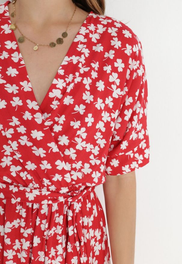 Born2be - Czerwona Sukienka Achanie. Typ kołnierza: dekolt w serek. Kolor: czerwony. Materiał: materiał, wiskoza. Długość rękawa: krótki rękaw. Typ sukienki: asymetryczne, kopertowe. Długość: maxi