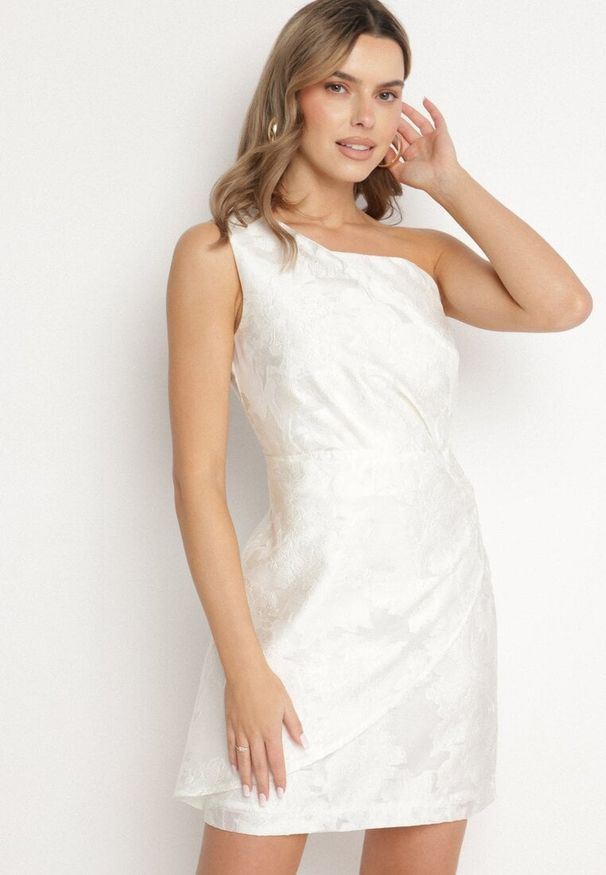 Born2be - Biała Taliowana Sukienka na Jedno Ramię w Kwiaty Halelitia. Okazja: na imprezę. Kolor: biały. Wzór: kwiaty. Sezon: lato. Typ sukienki: asymetryczne