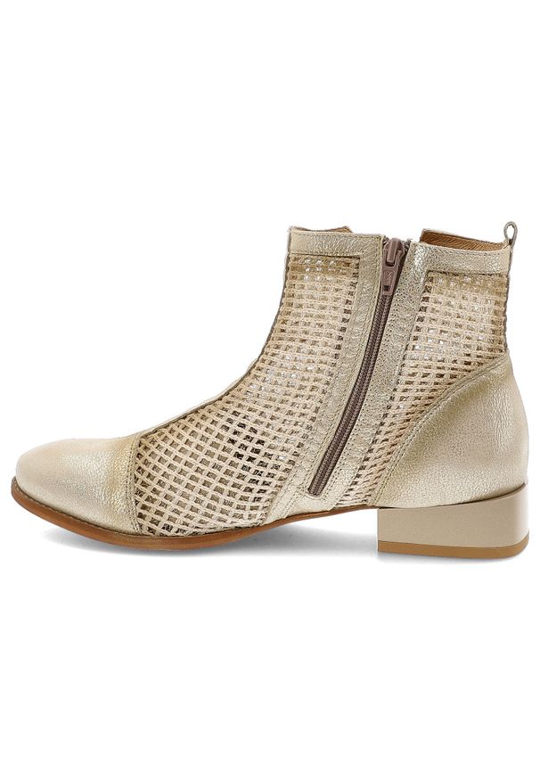 Beżowe Botki Maciejka Eleganckie Obuwie Damskie. Zapięcie: zamek. Kolor: beżowy. Szerokość cholewki: normalna. Wzór: ażurowy. Materiał: skóra. Sezon: wiosna, lato. Obcas: na obcasie. Styl: elegancki. Wysokość obcasa: średni
