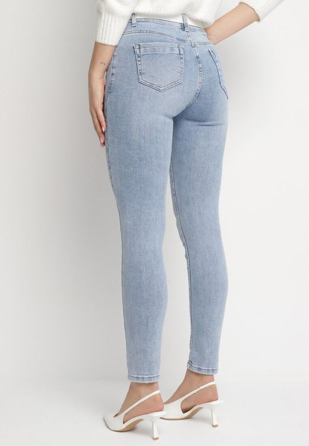 Born2be - Jasnoniebieskie Bawełniane Jeansy o Kroju Slim Felanna. Okazja: na co dzień. Kolor: niebieski. Wzór: aplikacja. Styl: casual