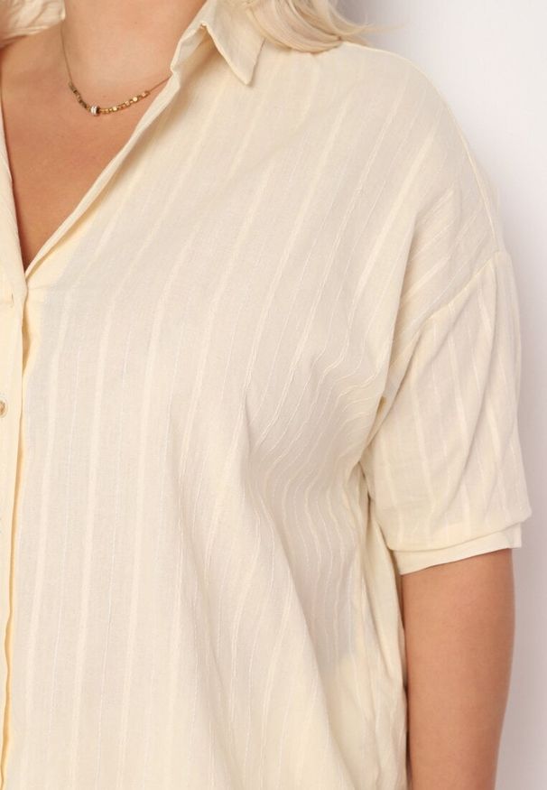 Born2be - Beżowa Koszula z Bawełny Zapinana na Guziki w Pionowe Paski Tinariss. Okazja: na co dzień. Typ kołnierza: dekolt w kształcie V, kołnierzyk klasyczny. Kolekcja: plus size. Kolor: beżowy. Długość: długie. Wzór: paski. Materiał: bawełna. Długość rękawa: długi rękaw. Styl: klasyczny, casual