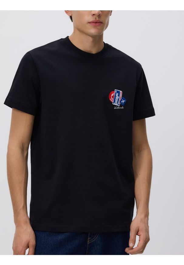 Reserved - T-shirt regular z haftem - czarny. Kolor: czarny. Materiał: dzianina, bawełna. Wzór: haft