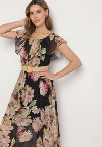 Born2be - Czarna Sukienka Typu Hiszpanka w Kwiaty z Paskiem Sademire. Okazja: na co dzień. Typ kołnierza: dekolt hiszpanka. Kolor: czarny. Wzór: kwiaty. Styl: casual #2