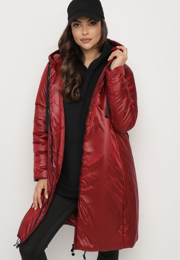 Born2be - Bordowa Kurtka o Długim Kroju z Kapturem Ściągaczami i Kieszeniami Salornia. Okazja: na co dzień. Typ kołnierza: kaptur. Kolor: czerwony. Materiał: jeans. Długość: długie. Sezon: zima. Styl: casual, klasyczny, elegancki