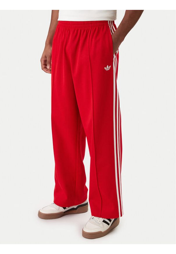 Adidas - adidas Spodnie dresowe adicolor KE3498 Czerwony Loose Fit. Kolor: czerwony. Materiał: bawełna