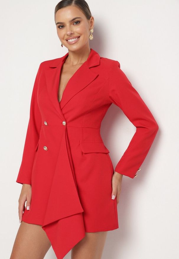 Born2be - Czerwona Taliowana Sukienka o Kroju Marynarki z Mini Trenem Besista. Kolor: czerwony. Długość rękawa: długi rękaw. Wzór: aplikacja. Styl: elegancki, klasyczny. Długość: mini
