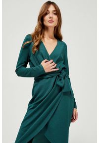MOODO - Dzianinowa sukienka z wiązaniem. Typ kołnierza: dekolt w serek. Materiał: dzianina. Wzór: gładki. Typ sukienki: kopertowe, proste. Styl: glamour, elegancki