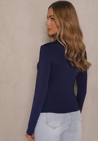 Renee - Granatowa Bluzka z Marszczeniem Przy Zabudowanym Dekolcie Nivana. Okazja: na co dzień. Kolor: niebieski. Materiał: jeans, wiskoza. Styl: klasyczny, elegancki, casual #4