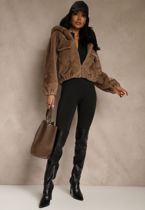 Renee - Jasnobrązowa Kurtka Futerko o Kroju Bomberki z Kapturem i Imitacją Kieszeni Awedana. Okazja: na co dzień. Typ kołnierza: kaptur. Kolor: brązowy. Materiał: futro. Wzór: gładki. Styl: casual, elegancki