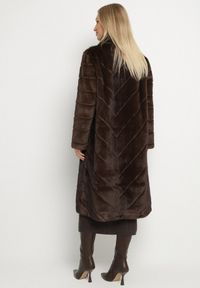 Born2be - Brązowy Długi Płaszcz Futerko z Ozdobnymi Przeszyciami i Stójką Zenima. Okazja: na co dzień. Typ kołnierza: kołnierzyk stójkowy. Kolor: brązowy. Materiał: futro. Długość: długie. Styl: klasyczny, casual, elegancki #3