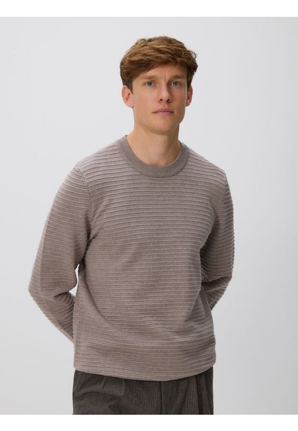 Reserved - Sweter z wiskozą - brązowy. Kolor: brązowy. Materiał: wiskoza