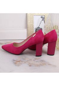 Czółenka zamszowe damskie na słupku fuksja T.Sokolski W23-402 różowe. Kolor: różowy. Materiał: zamsz. Obcas: na słupku #7