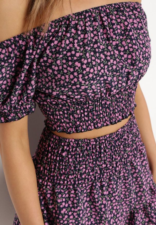 Born2be - Granatowy 2-Częściowy Komplet w Kwiaty Top z Hiszpańskim Dekoltem i Spódnica z Falbanką Fritia. Kolor: niebieski. Materiał: materiał. Wzór: kwiaty