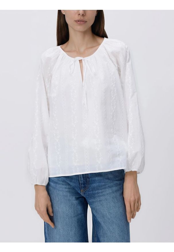 Reserved - Bluzka z haftem - biały. Kolor: biały. Materiał: bawełna, tkanina. Wzór: haft. Styl: klasyczny